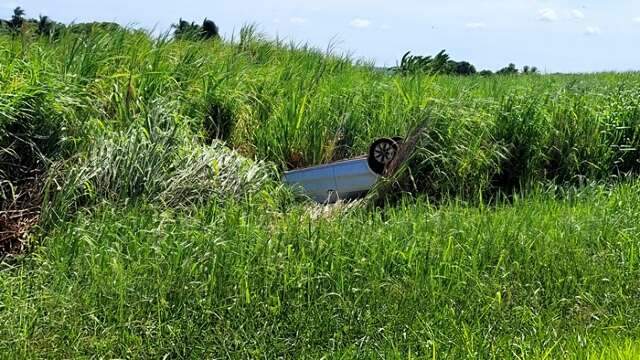 Motorista perde controle e morre ao capotar ve&iacute;culo &agrave;s margens de rodovia