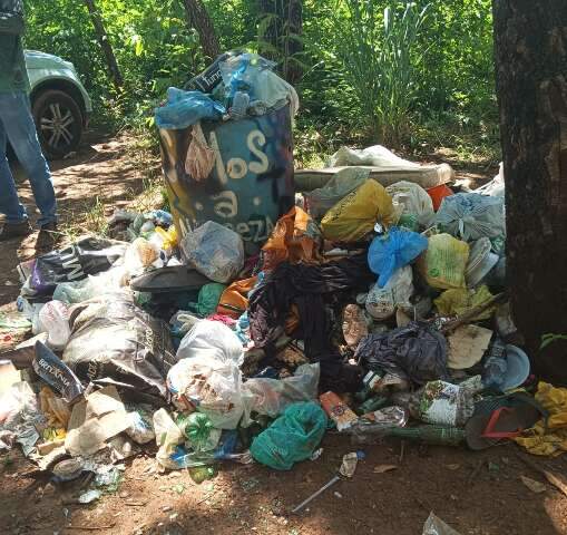 Mesmo em &aacute;rea protegida, Cachoeira do Ceuzinho sofre com ac&uacute;mulo de lixo 