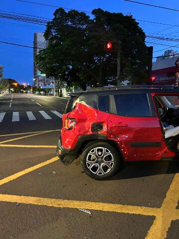 Motorista foge sem prestar socorro ap&oacute;s bater em carro na Avenida Afonso Pena