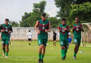 Jogadores da Atlética Portuguesa treinando para jogo deste domingo (Foto: Guilherme Codô)