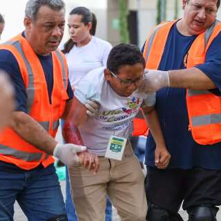 Simulação de grande incêndio treina equipe de hospital no resgate a pacientes