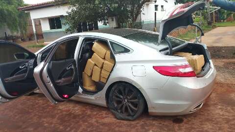 Motorista lota carro com 810 kg de maconha, mas abandona carga em plantação