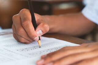 Estudante preenchendo gabarito de prova com lápis (Foto: Ilustrativa)