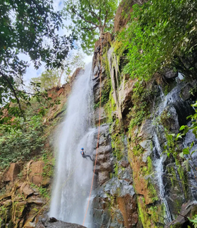 Uma das atrações é o rapel na Cachoeira do Inferninho. (Foto: 262 Aventuras)