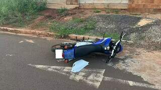 Motocicleta Lander caída no local onde Nicki foi baleado (Foto: Divulgação | BPChoque)