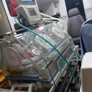 Bebê dentro de incubadora neonatal durante transferência para Campo Grande (Foto: Reprodução/Diário Corumbaense)