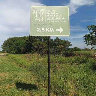 Às margens da MS-080, placa indica direção que dá acesso à Cachoeria do Ceuzinho (Foto: Direto das Ruas)