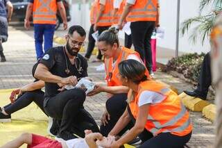 Equipe atende bebê durante treinamento: simulação ajuda a ter calma em situações reais (Foto: Henrique Kawaminami)