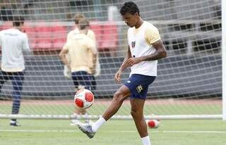 Luiz Gustavo, reforço do São Paulo para 2024 durante treinamento para a estreia (Foto: Rubens Chiri / saopaulofc.net)