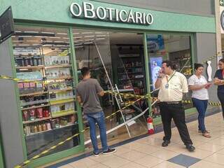 Fita zebrada interdita loja que teve a porta arrombada nesta madrugada (Foto: Henrique Kawaminami)