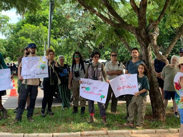 De forma t&iacute;mida, manifestantes se unem contra obras no Parque dos Poderes