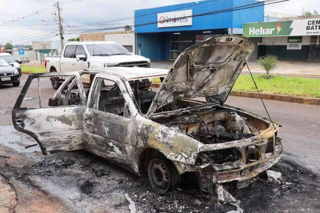 H&aacute; 20 anos com mesmo dono, ve&iacute;culo pega fogo e fica destru&iacute;do na Mascarenhas