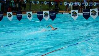 Atleta disputando prova de natação em competição sediada em Campo Grande (Foto: Alex Machado) 