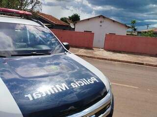 Viatura da PM em frente ao imóvel alugado por facção criminosa, na Rua Buritis. (Foto: Sidney Assis, de Coxim)