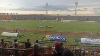 Times perfilados e torcida na arquibancada do Douradão (Foto: Roberto Xavier) 