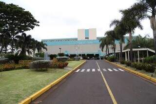 Fachdada da Santa Casa de Campo Grande, onde a vítima de roubo continua internada (Foto: arquivo / Campo Grande News) 