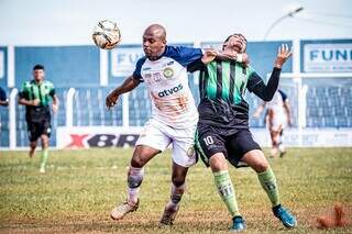 Jogadores do Costa Rica e Náutico dividindo bola no gramado do Estádio Jacques da Luz (Foto: Vinícius Eduardo) 