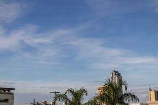 Céu de Campo Grande na manhã deste domingo. (Foto: Henrique Kawaminami)