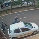 Nem avenida movimentada intimida dupla na hora de furtar motocicleta