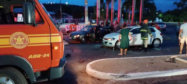 Acidente entre tr&ecirc;s carros deixa um morto e seis feridos graves 