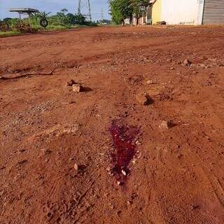 Marca de sangue no local onde homem foi agredido. (Foto: Ana Beatriz Rodrigues)