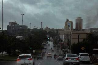 Tempo com céu fechado e chuvoso na Avenida Afonso Pena, em Campo Grande (Foto; Henrique Kawaminami) 