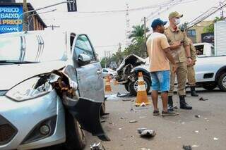 Batida entre carros deixou vias interditadas na manhã desta segunda (Foto: Juliano Almeida)