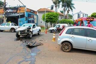 Picape teria furado sinal na Avenida Ricardo Brandão, em Campo Grande (Foto: Juliano Almeida)