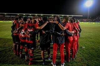 Jogadores do Flamengo reunidos antes das cobranças de pênaltis contra o Aster (Foto: Nayra Halm)