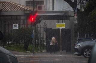 Tempo chuvoso na Rua 25 de Dezembro, Centro de Campo Grande (Foto: Henrique Kawaminami)