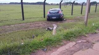 Veloster derrubou tela de proteção e invadiu área restrita de aeroporto em Ponta Porã. (Foto: Direto das Ruas)