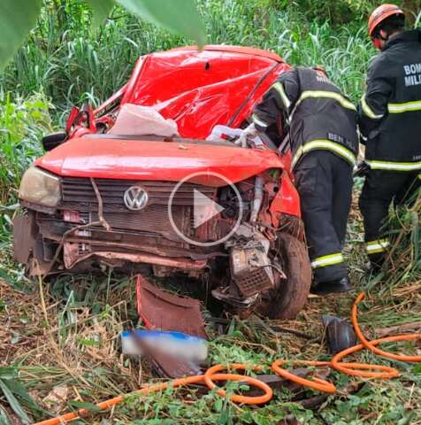 Oficial da Marinha sai da pista, bate carro em &aacute;rvore e morre 