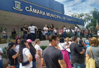 Em fretne a Câmara Municipal, professores reivindicam apoio de vereadores para discussão sobre reajuste salarial. (Foto: Izabela Cavalcanti)