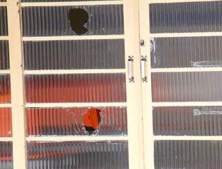 Vidros quebrados na porta principal da UBS Buriti (Foto: Juliano Almeida)