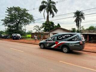 Movimentação em frente à casa do idoso na manhã de hoje (Foto: Nioaque News)