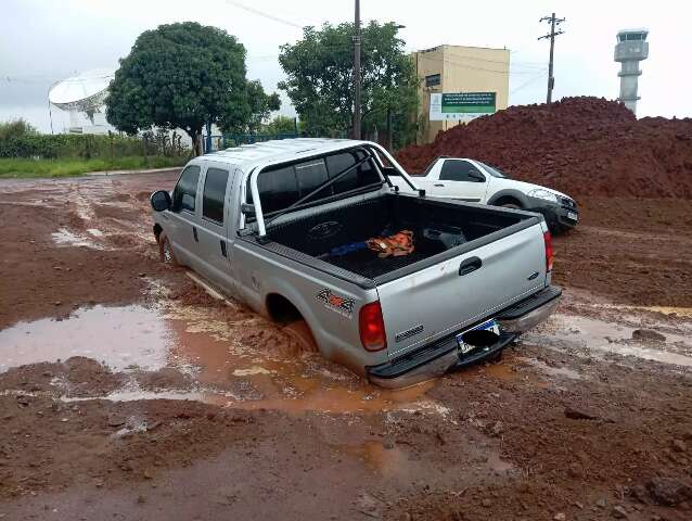 Caminhonete e picape atolam em frente a destacamento a&eacute;reo no Nova Campo Grande