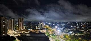 Vista aérea da Avenida Afonso Pena mostra formação de nuvens no céu de Campo Grande. (Foto: Maristela Brunetto)