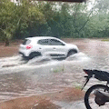 Chuva intensa faz córrego transbordar e avenida virar "rio" no Bairro Zé Pereira