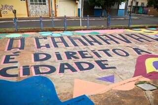 Mensagem deixada na Praça Aquidauana como parte do projeto. (Foto: Henrique Kawaminami)