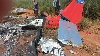 Destroços do avião, incinerado por traficantes após pouso forçado (Foto: Última Hora)