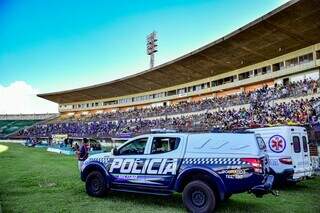 Estádio Douradão com torcedores na arquibancada durante partida (Foto: Assesscom/Dourados)