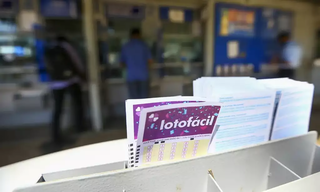 Volante da Lotofácil, disponível em agência lotérica. (Foto: Marcelo Camargo/Agência Brasil)