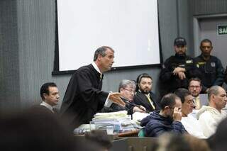 Eugênio Malavasi (em pé) durante julgamento dos réus da morte de Matheus Coutinho, em julho de 2023 (Foto/Arquivo)