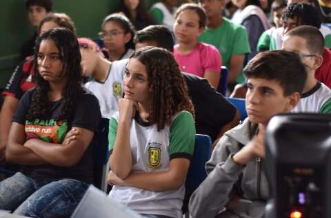 Às vésperas de aulas, 14 prefeituras vão refazer licitação para comprar uniforme