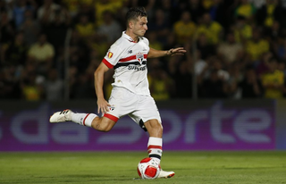 O atacante argentino Giuliano Galoppo com a posse da bola. (Foto: Miguel Schincariol/São Paulo)