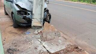 Motorista dorme ao volante e &eacute; socorrida ap&oacute;s bater em poste