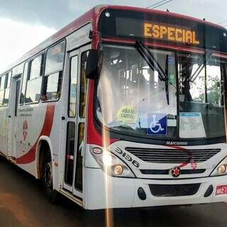 Ônibus da linha 231 ciruclando com a mensagem &#34;especial&#34; no letreiro confundiu passageiros (Foto: Reprodução/Redes Sociais)