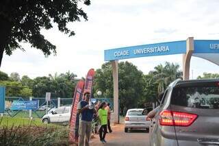 Candidatos chegando à UFMS em Campo Grande para prova do vestibular no ano passado. (Paulo Francis)