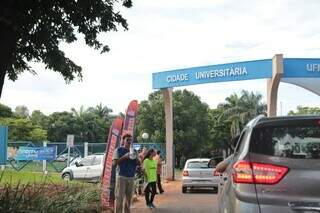 Candidatos chegando à UFMS em Campo Grande para prova do vestibular no ano passado. (Paulo Francis)