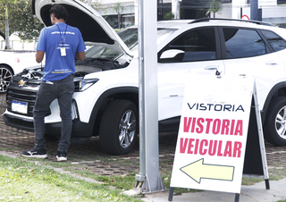 Funcionário realiza vistoria veicular em veículo. (Foto: Rachid Waqued/Detran)